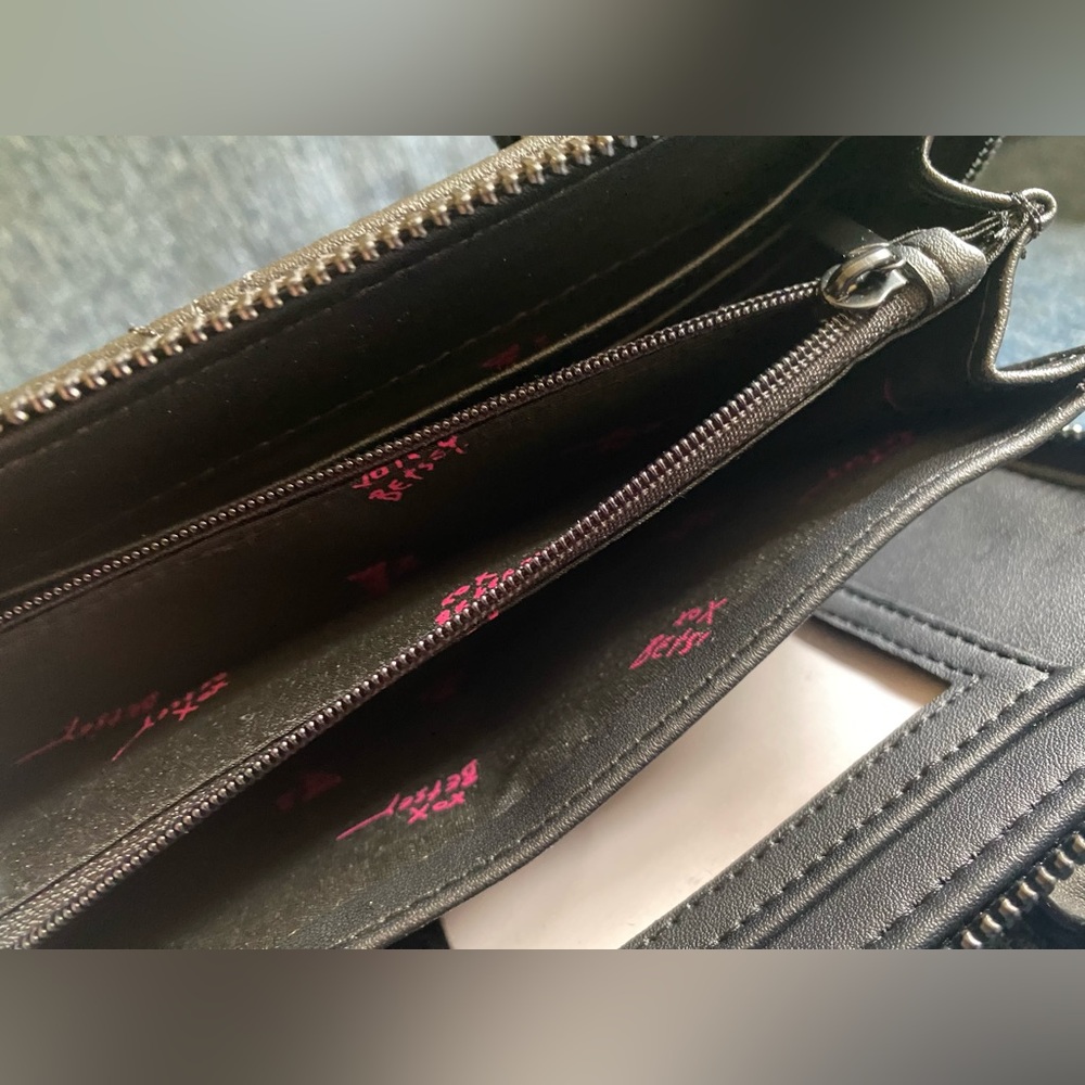 Betsey Johnson 🖤 Black 🖤 Quilted Wallet Size Handbag ✨ - Picture 6 of 8
